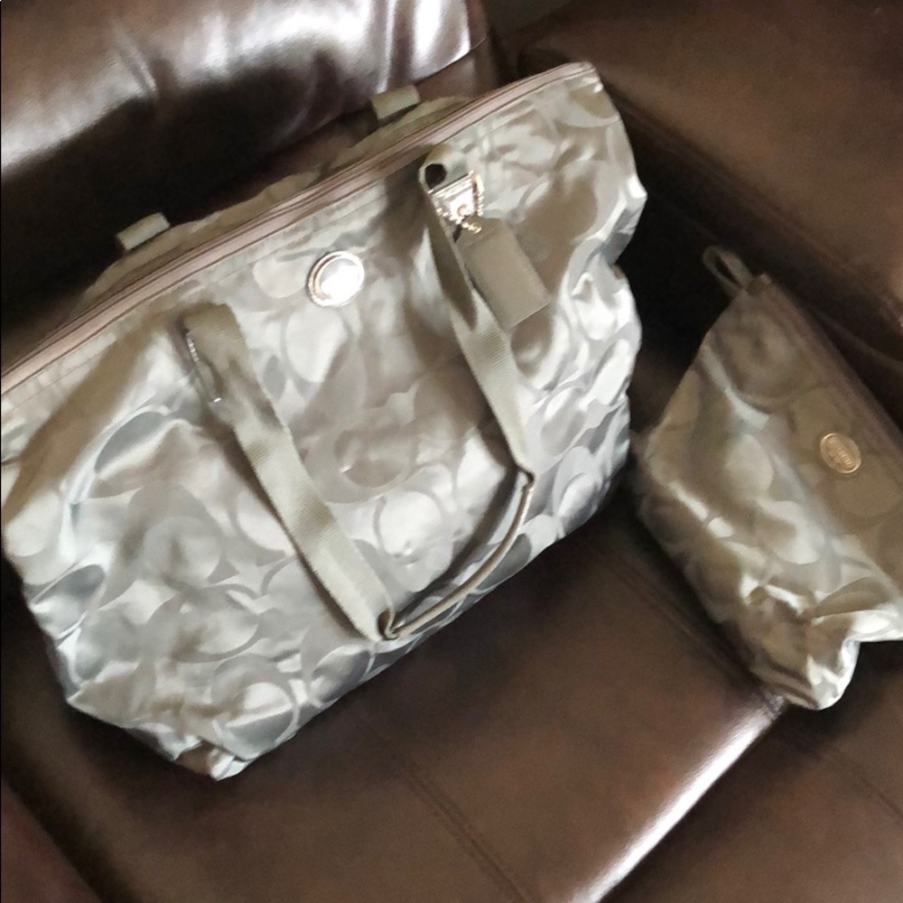 Cool tote with matching bag.